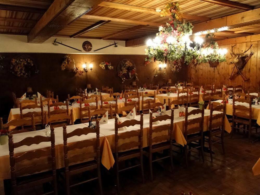Hotel Restaurant Du Cret Bourg-Saint-Pierre Buitenkant foto